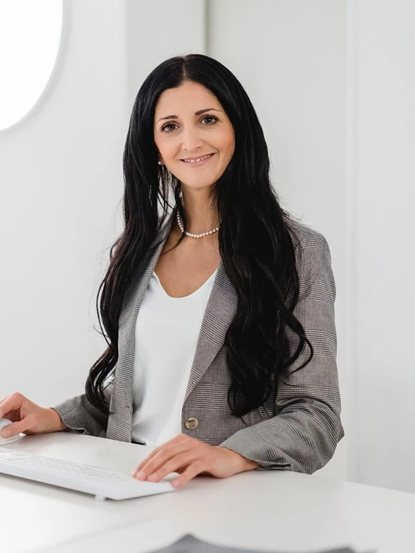 katrin-troisi-immobilien-beratung-pforzheim Portraitaufnahme von Katrin Troisi, einer Immobilienmaklerin aus Pforzheim