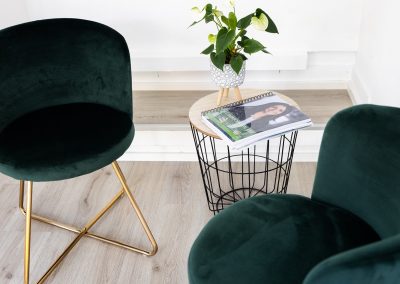 Zwei schöne Sessel in einem modernen Immobilienbüro in Pforzheim